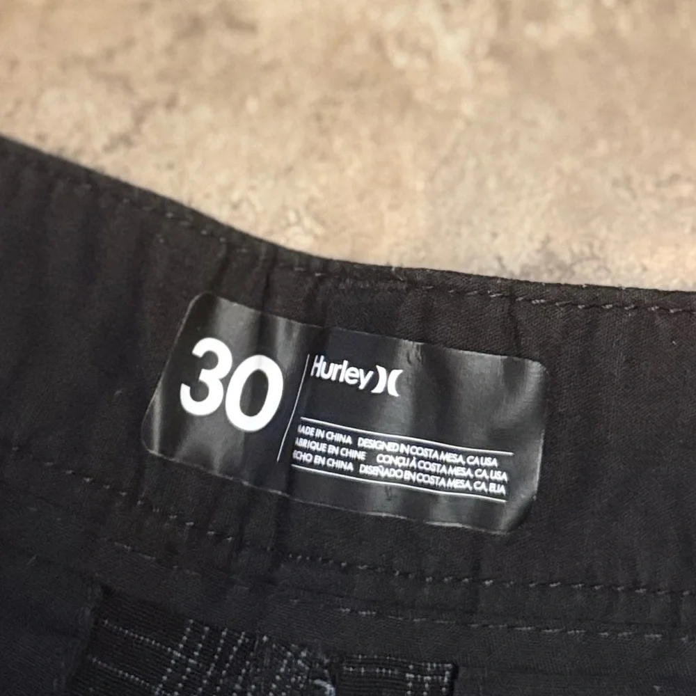 Hurley Dark Gray Black Plaid Flat Front Shorts Men’s Size 30 Skate Surf Casual